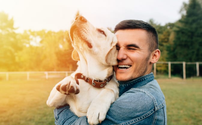 Man with good teeth smiling with his dig